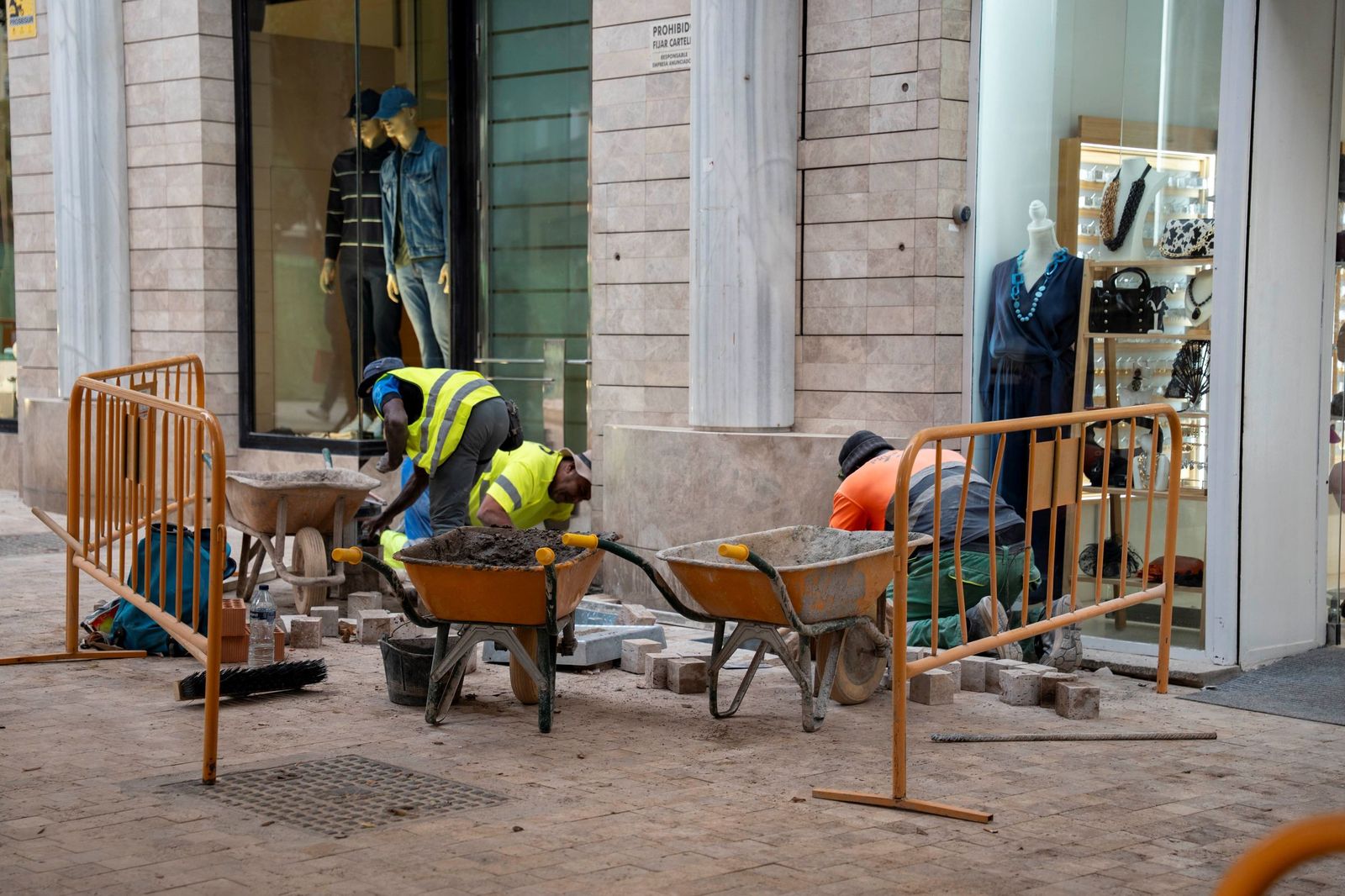 Trabajadores, en las obras del Paseo de Almería.