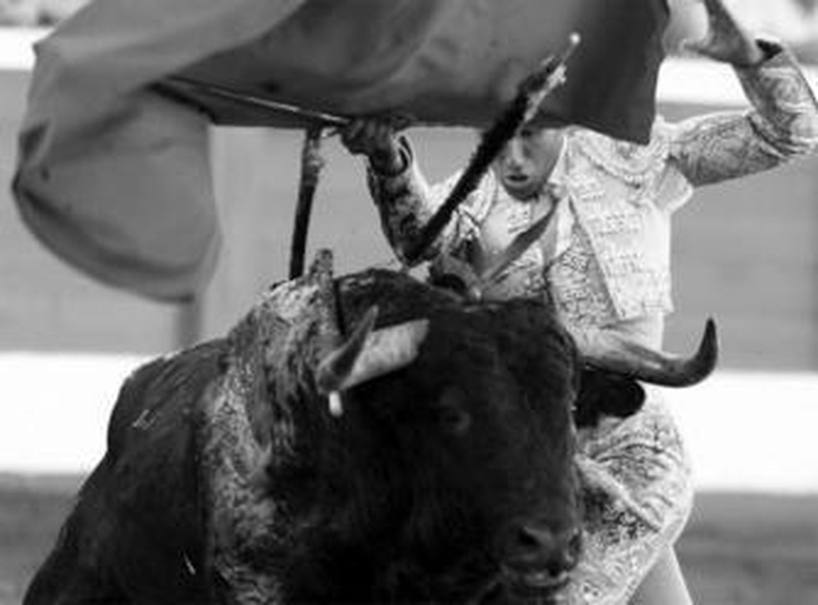 Manuel Pérez Mota en un pase de pecho a su primero, toro al que le cortó un apéndice, ayer en Santander.