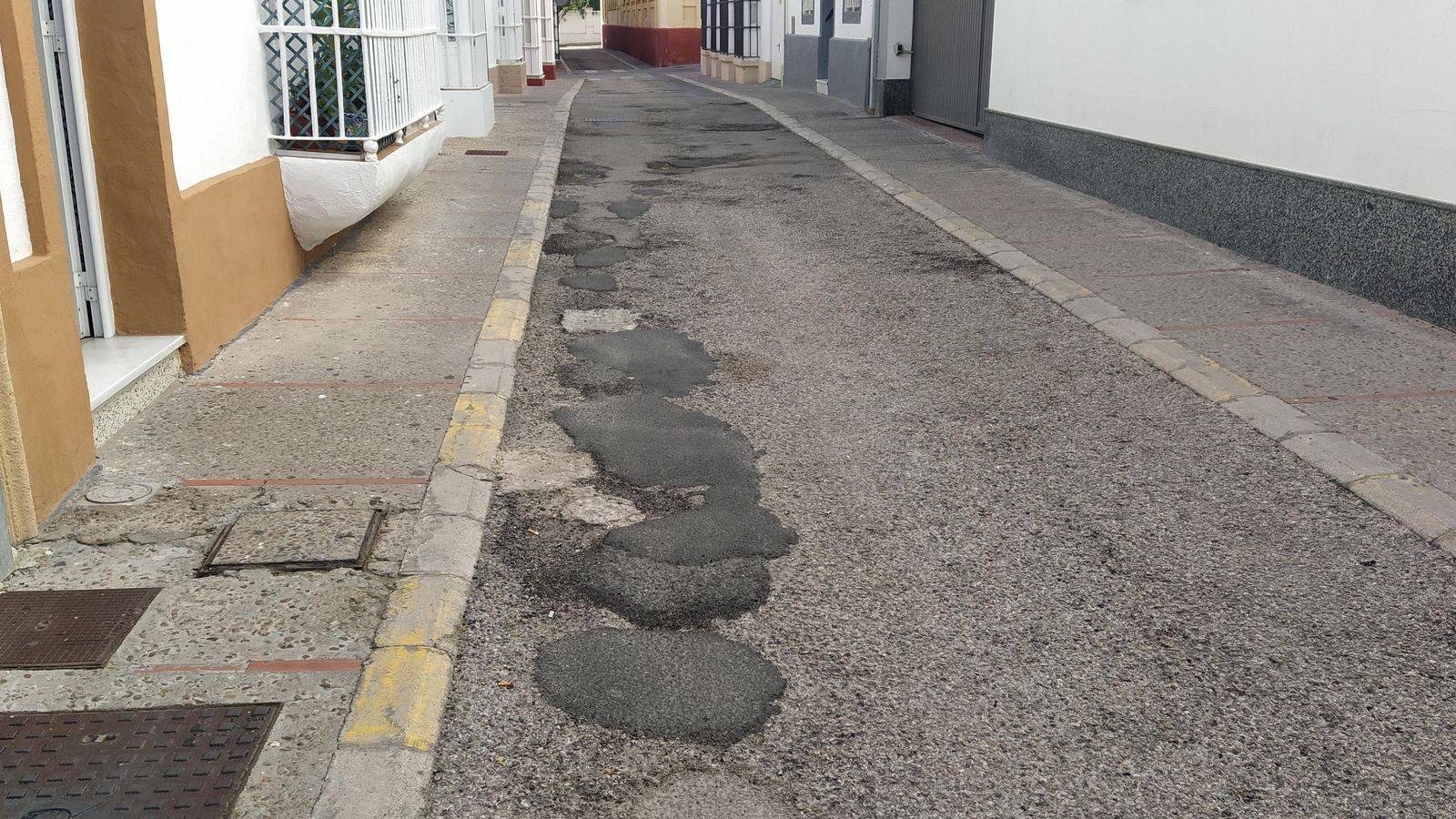 Estado de la calle Escultor Alfonso Berraquero, en una imagen difundida por Podemos. Estado de la calle Escultor Alfonso Berraquero, en una imagen difundida por Podemos.