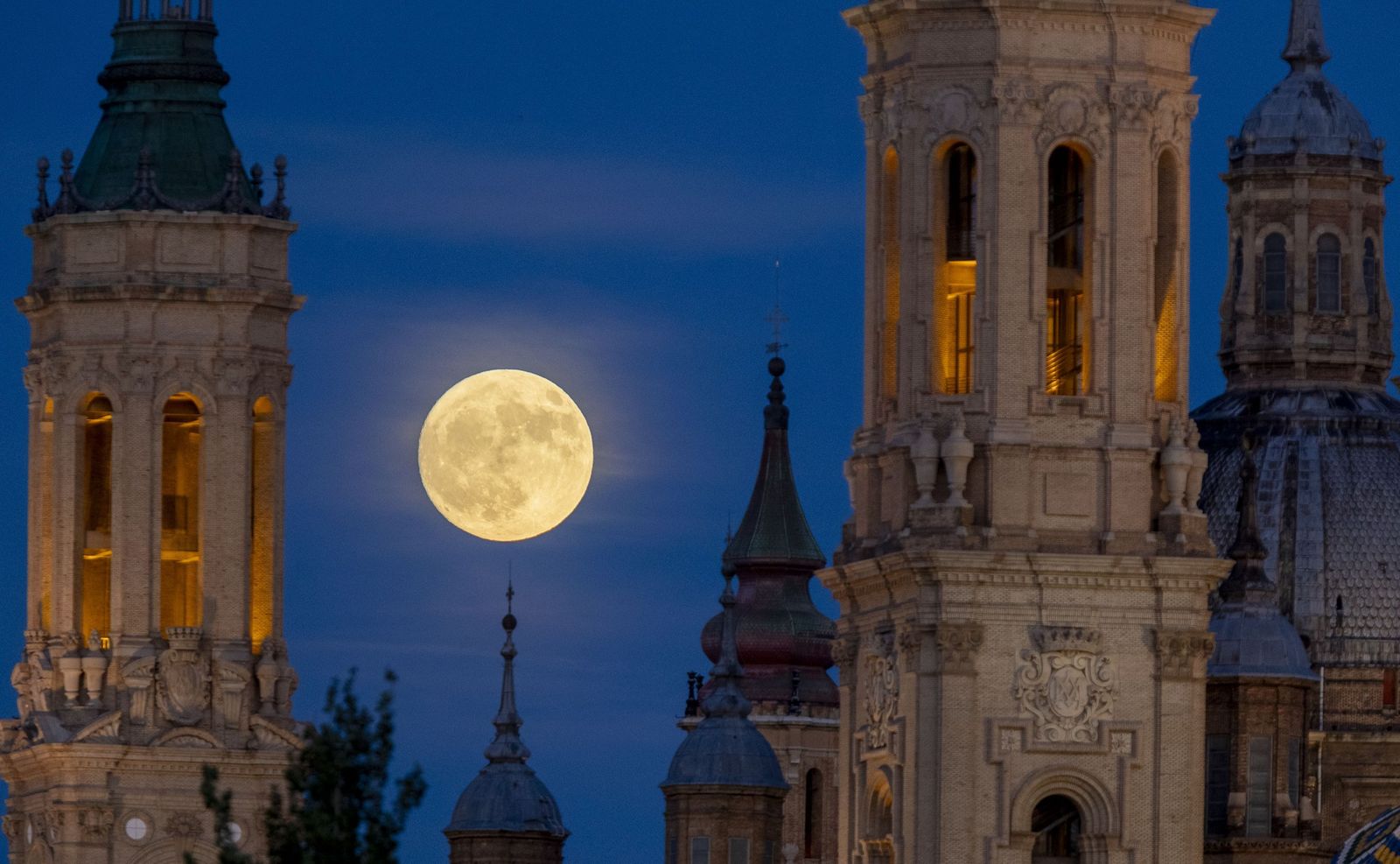 Las imágenes de la Luna de Ciervo, la increíble Superluna  de esta semana