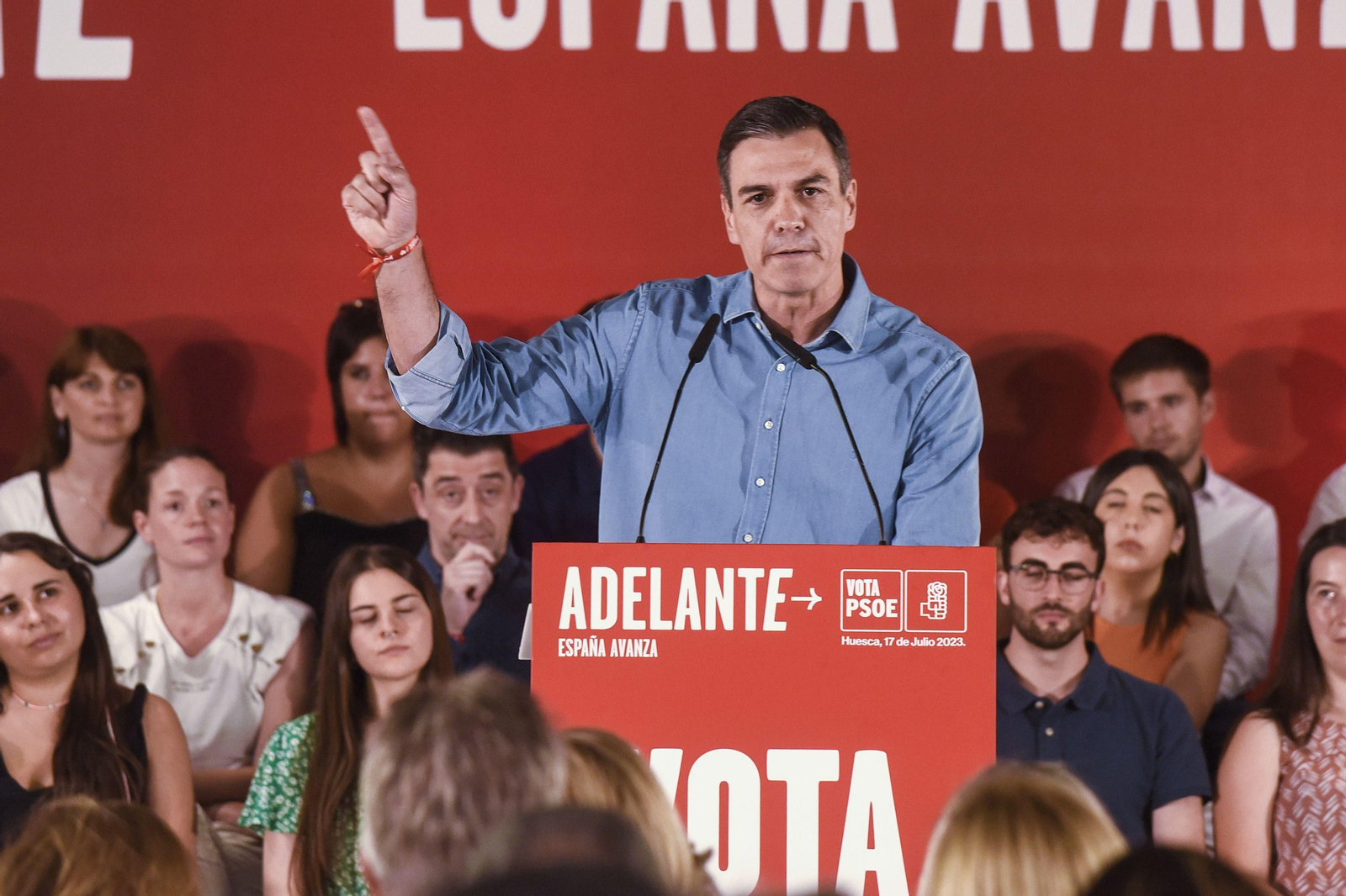 El presidente del Gobierno y candidato a la reelección por el PSOE, Pedro Sánchez, en un mitin  en Huesca.