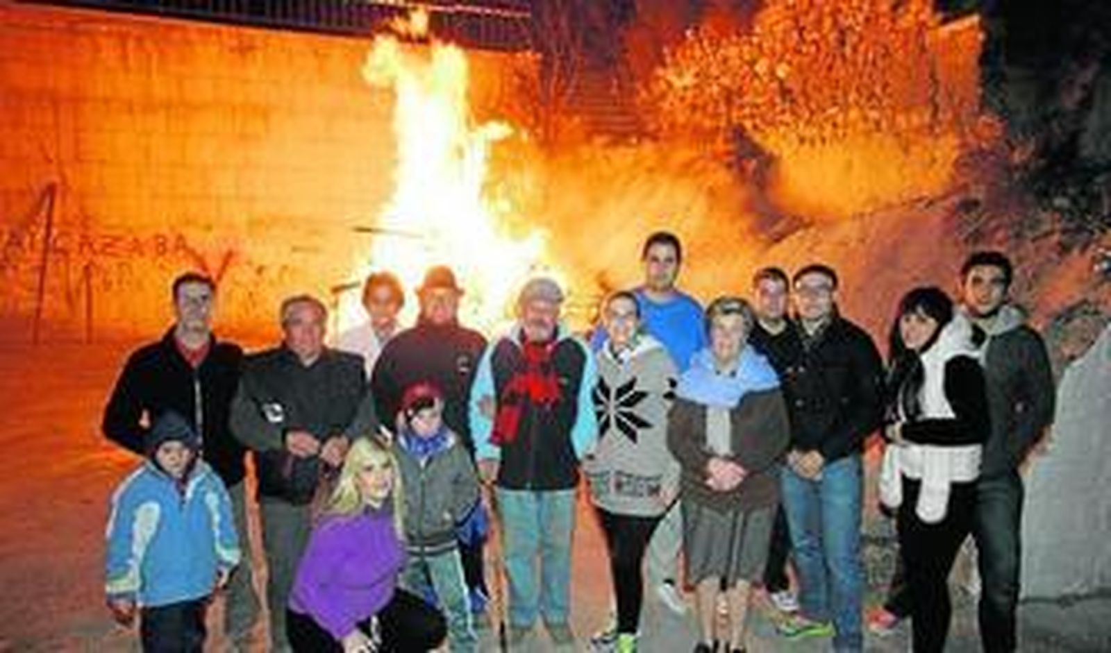 Miguel Fernández junto a su familia en la única hoguera que se hace en el Casco Histórico.