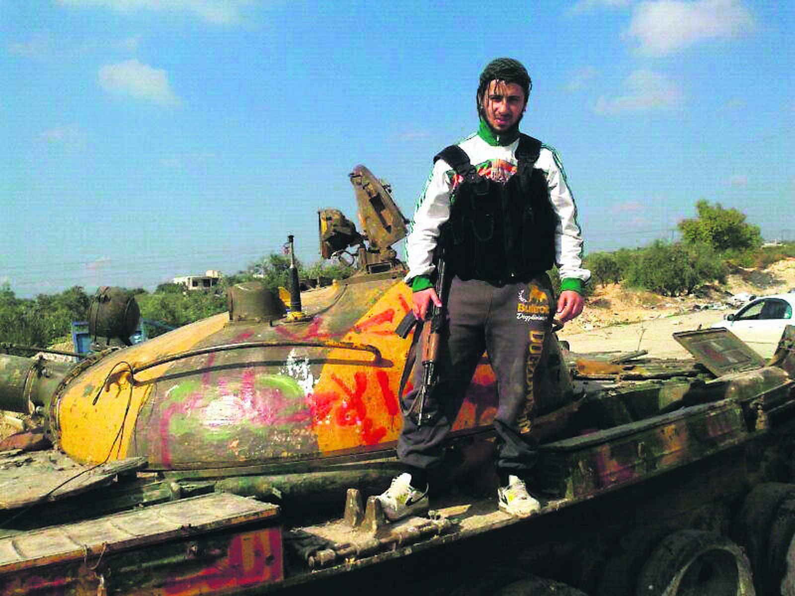 Ahmed Samsam, el yihadista condenado, fotografiado en Siria sobre un carro de combate.