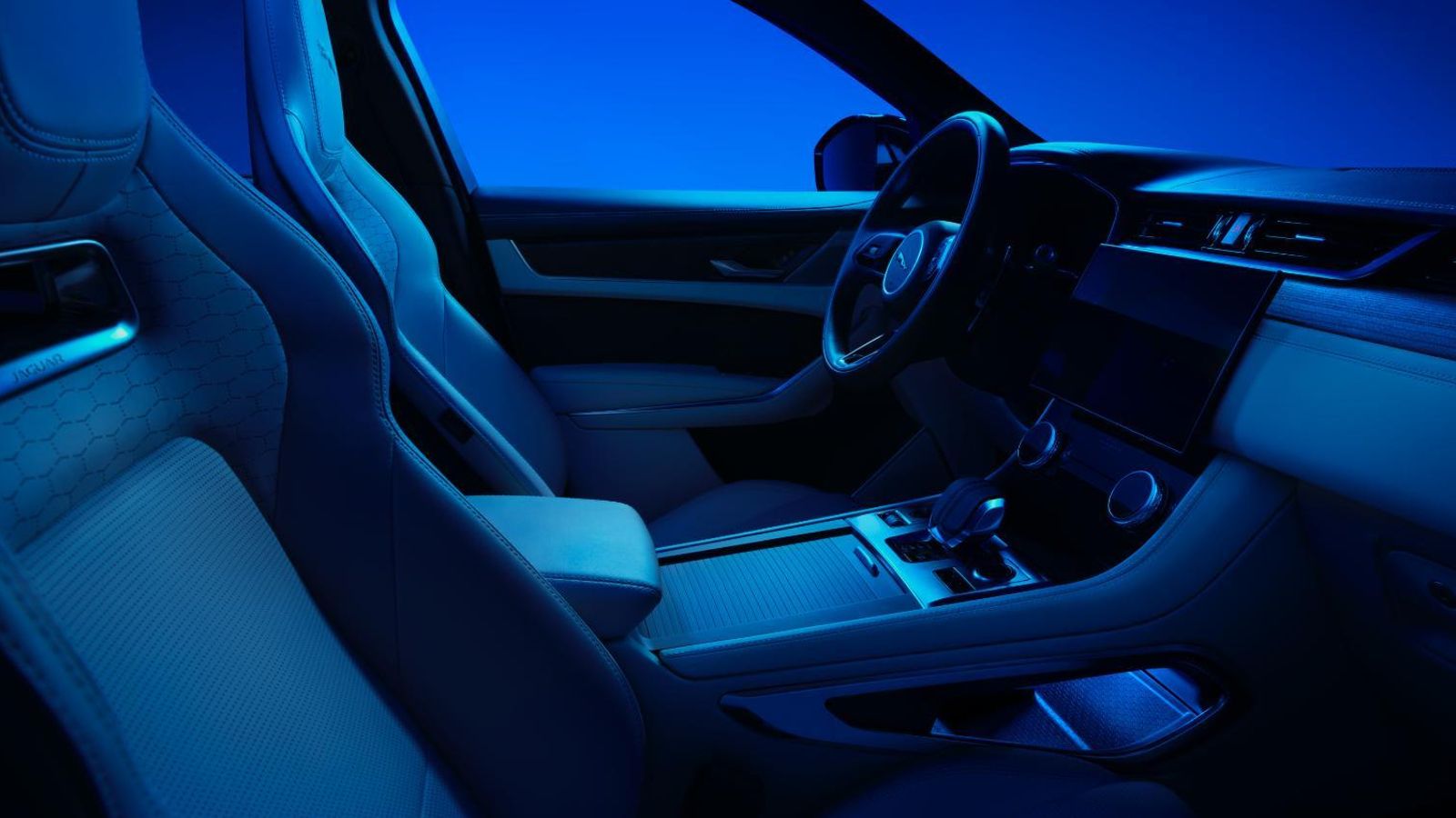 Los cambios de menor calado afectan al interior, con una nueva instrumentación para el R-Dynamic S y el cargador inalámbrico para móviles en R-Dynamic SE y SVR.