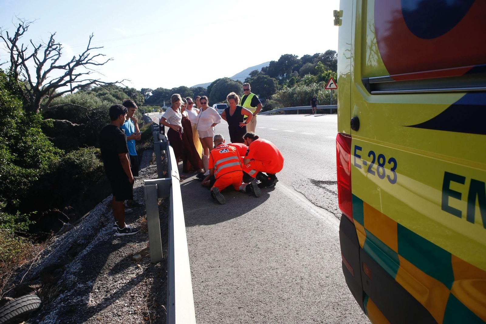 Los sanitarios atiendenn al motorista herido.