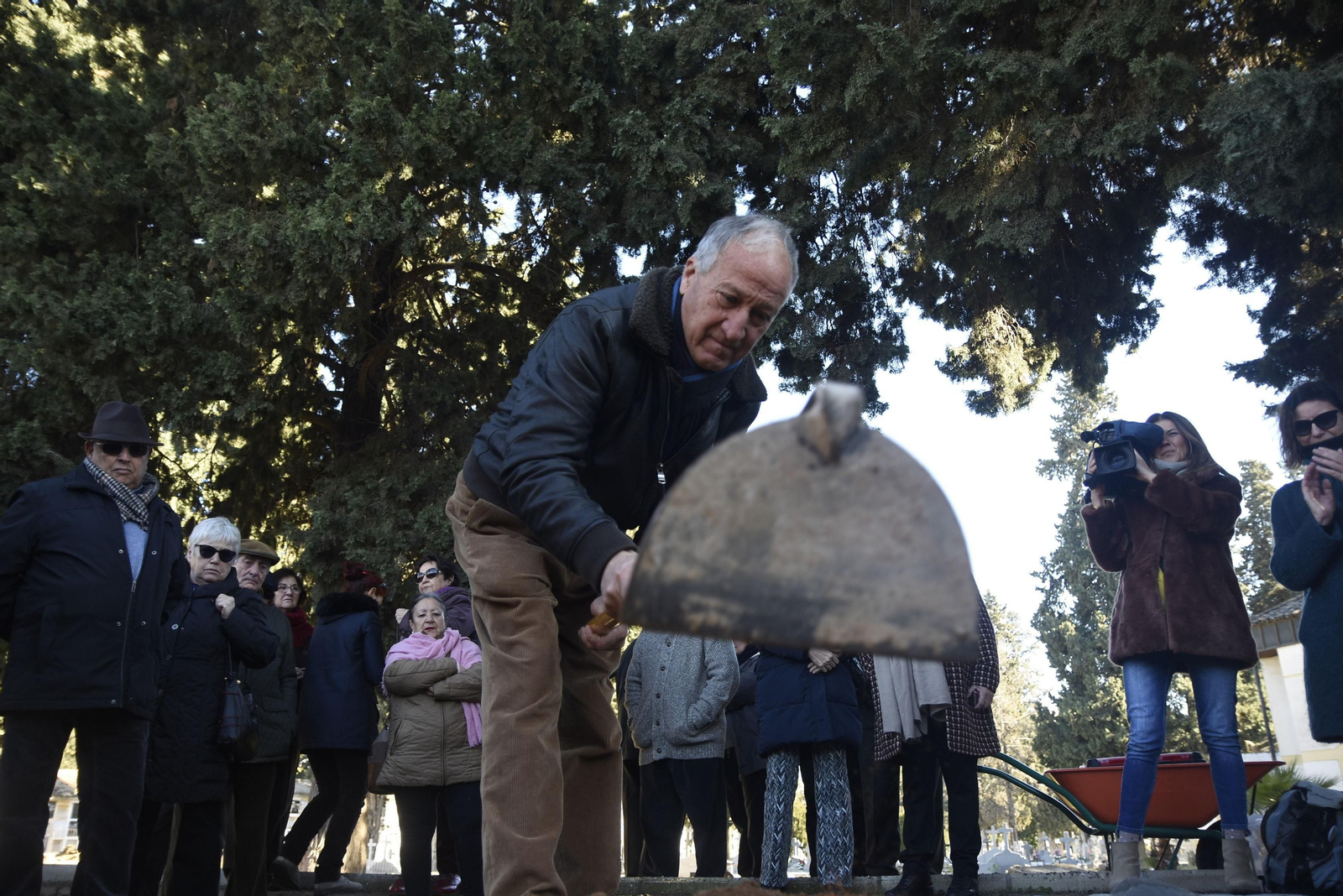Inicio de los trabajos en una parcela del Cementerio de La Salud.