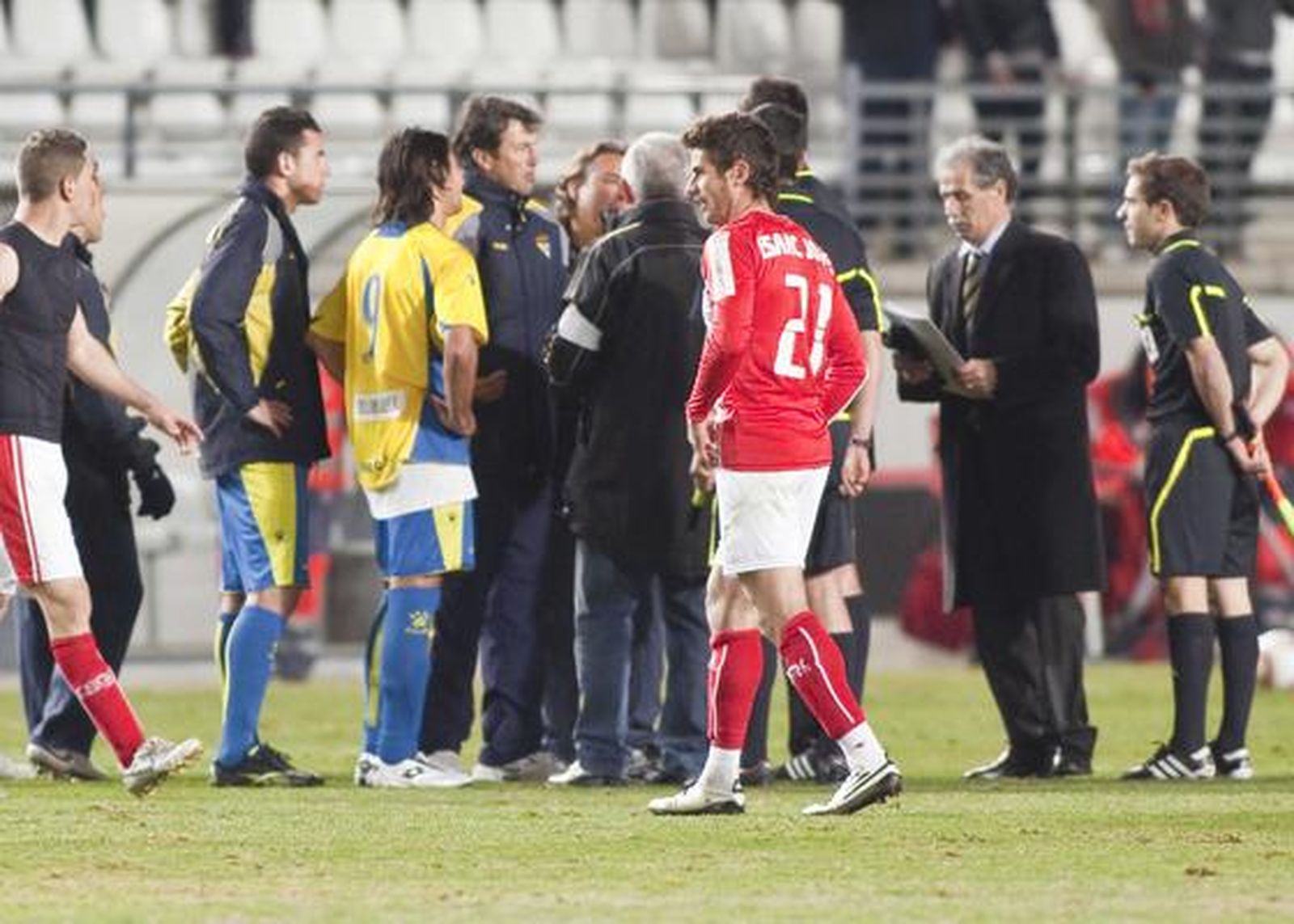 Jugadores y técnicos dialogan con el árbitro al término del encuentro. 

Foto: LOF