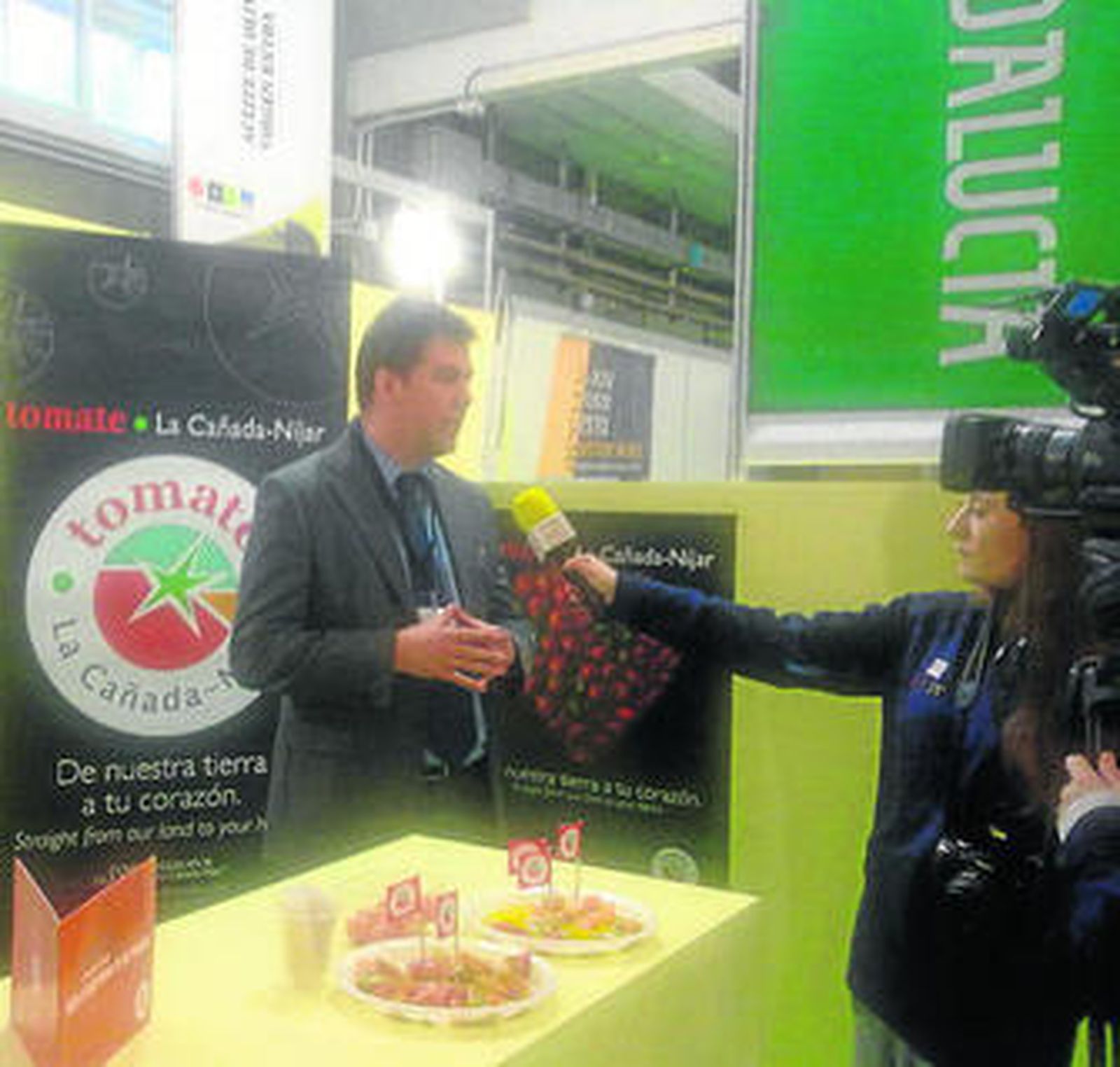 Medios castellano-leoneses se interesan por el tomate de Almería.