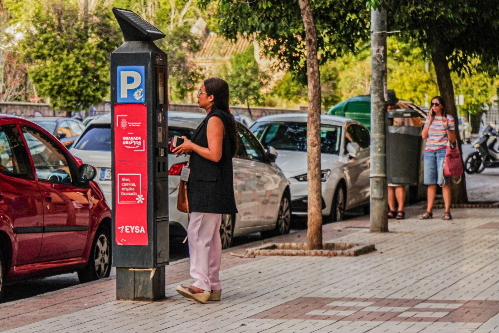 Comienza a funcionar la nueva zona azul extendida a casi todos los barrios de Granada