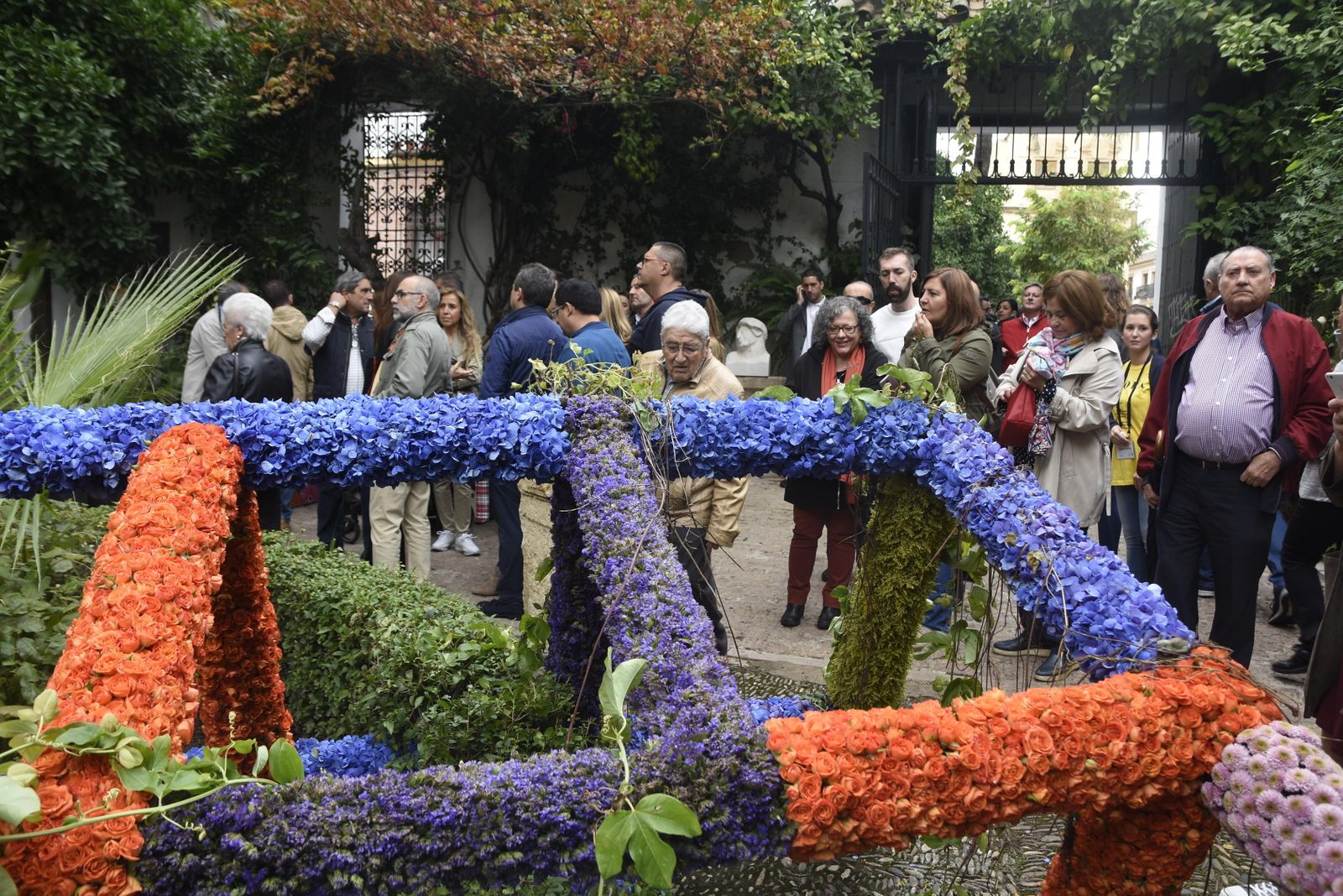 1. 'Los niños del parque', en la Escuela Mateo Inurria. 2. Visitantes en la Posada del Potro. 3. 'Fluido', en Viana. 4. 'Perseida', en el Palacio de Orive. 5. Dos mujeres se fotografían delante de 'Capricho'. 6. Un detalle de 'Ahí viene el sol'.