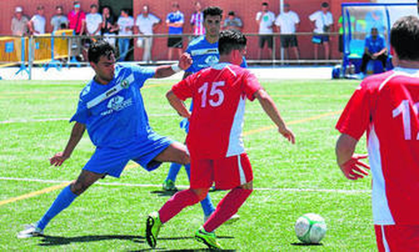 Arriba, Papú intenta robar un balón ante la mirada de Moi. Abajo, Emilio se zafa de un jugador de la Algaida.