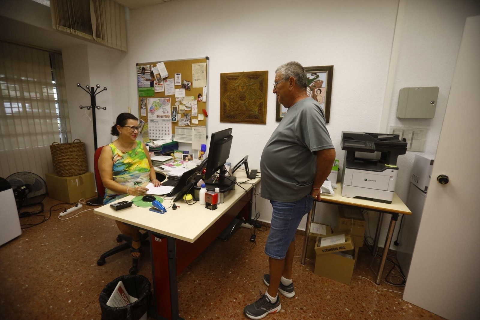 Un usuario realiza una consulta en el Centro Cívico Fuensanta.