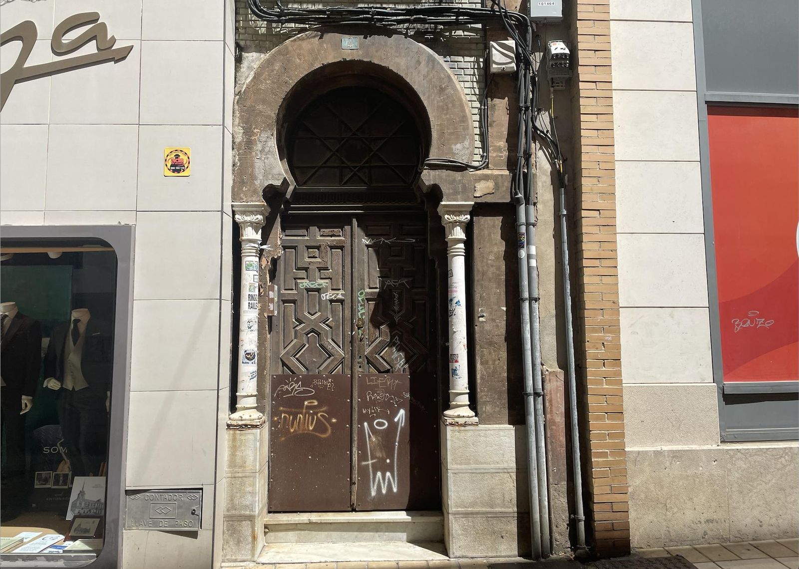 ¿Qué se esconde tras esta misteriosa puerta del centro de Huelva?