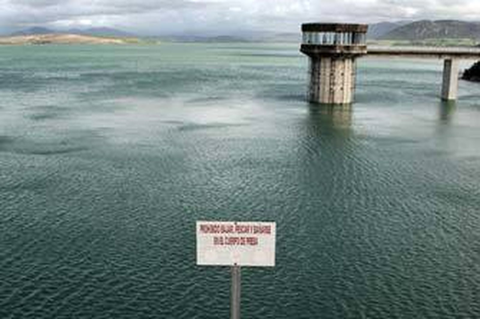 El embalse de Guadalcacín –que es cuatro veces el de Bornos– rozaba ayer el 90% de ocupación, casi el doble que en las inundaciones de 2010. /Ramón Aguilar