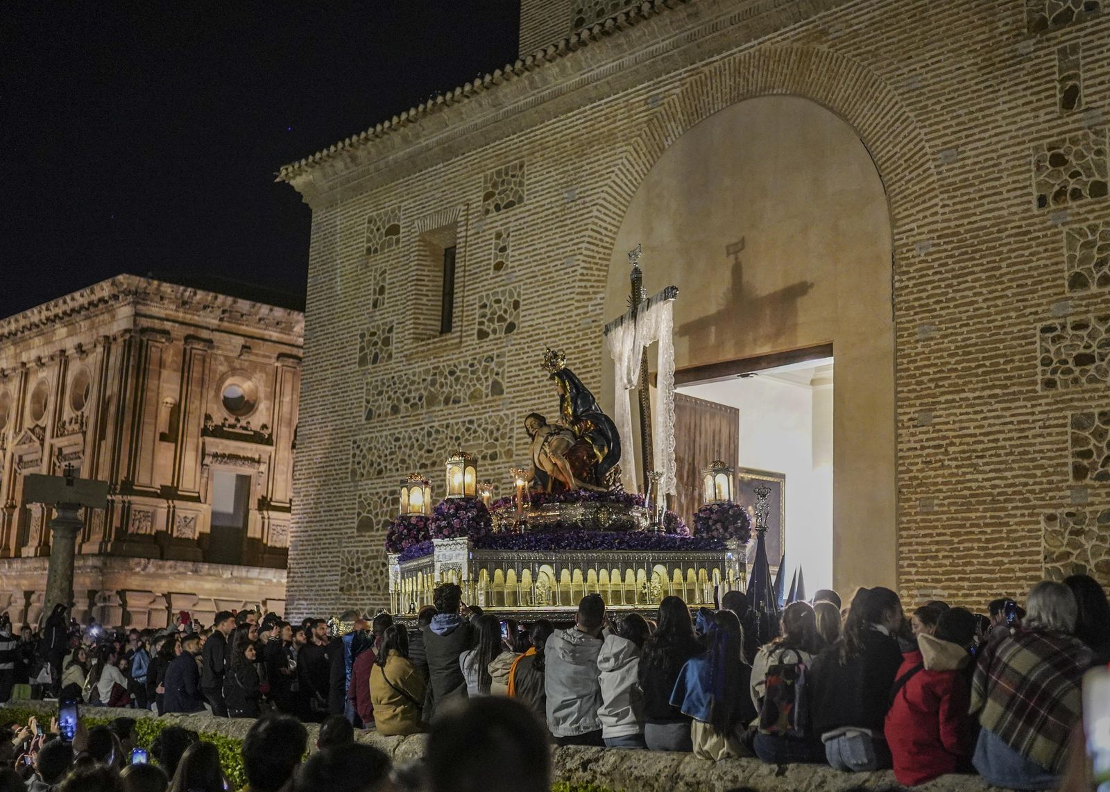 La procesión de Santa María de la Alhambra es uno de los atractivos del monumento en Semana Santa