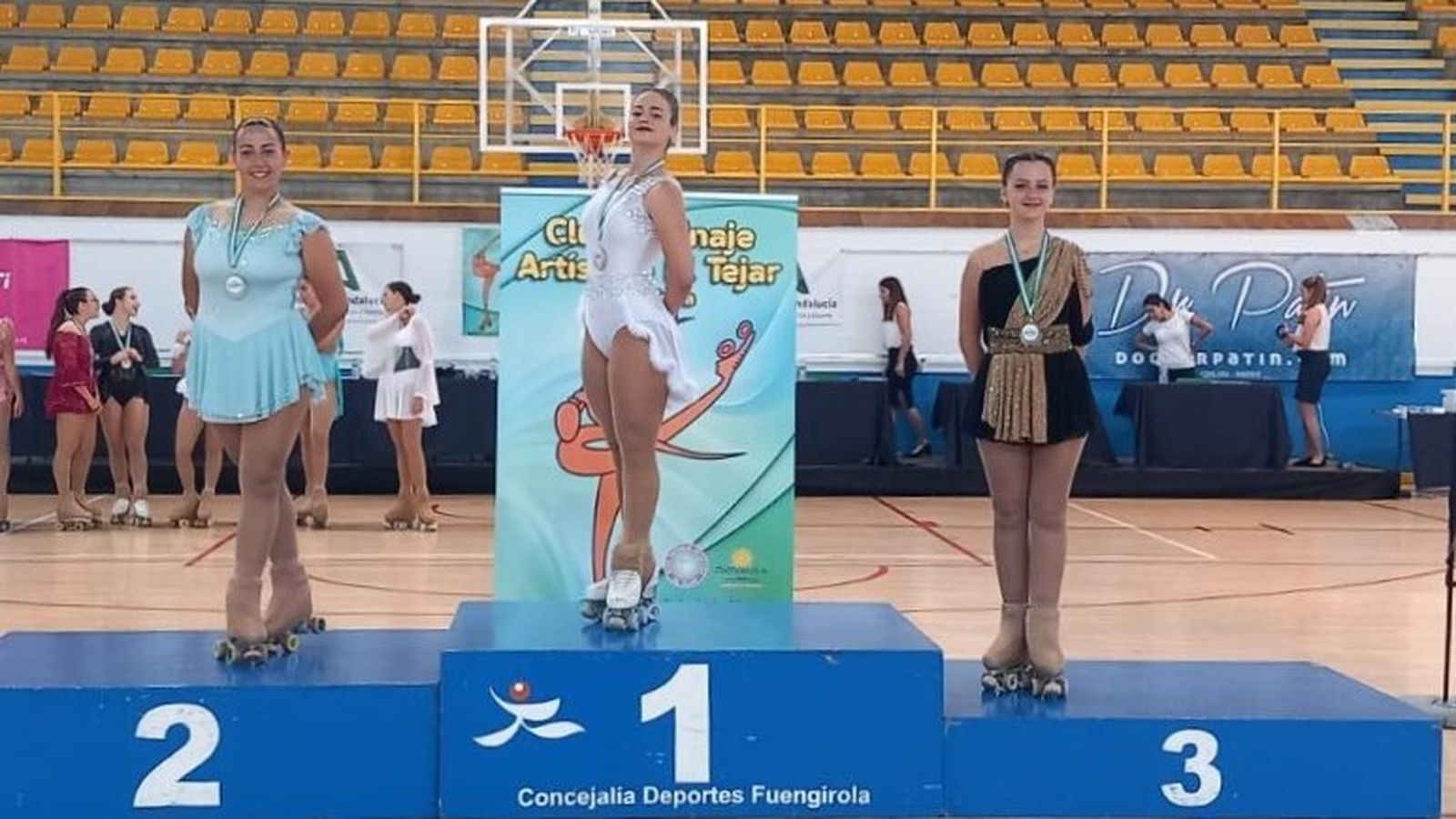 La patinadora Daniela Cabezas (C.) en el podio.
