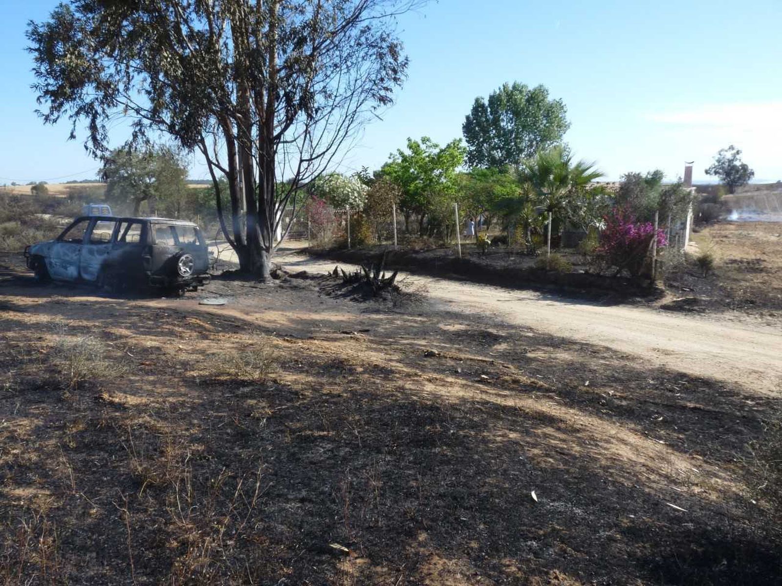 Un coche quemado días después del incendio de Fuente de la Corcha.