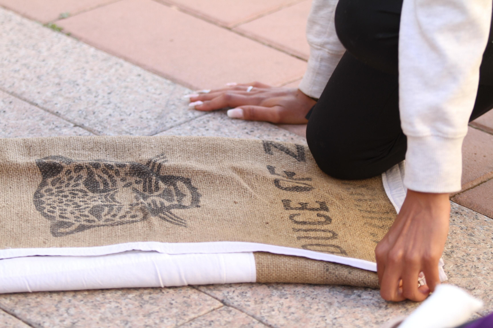 El ensayo de la cuadrilla de mujeres de la Hermandad del Santo Entierro, en imágenes