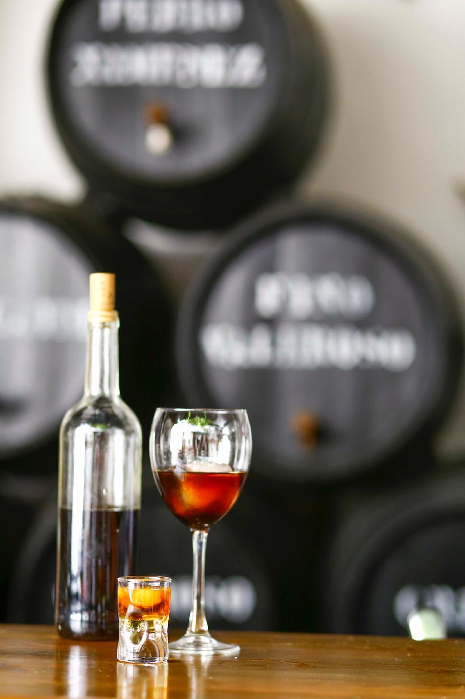 Vermut y una gelatina o caramelo de vermut.