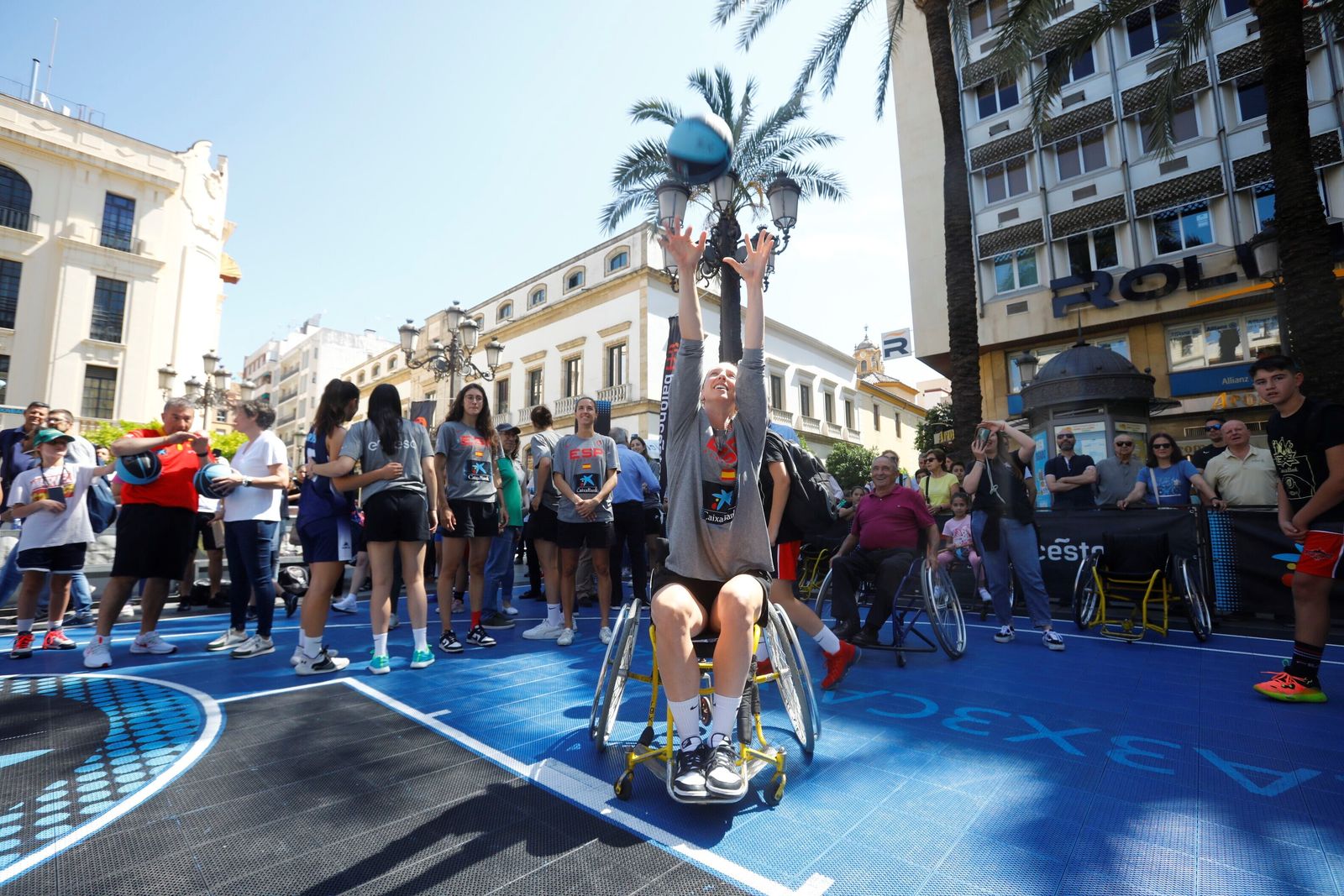 La selección española femenina de baloncesto visita la pista de 3x3 ubicada en Las Tendillas