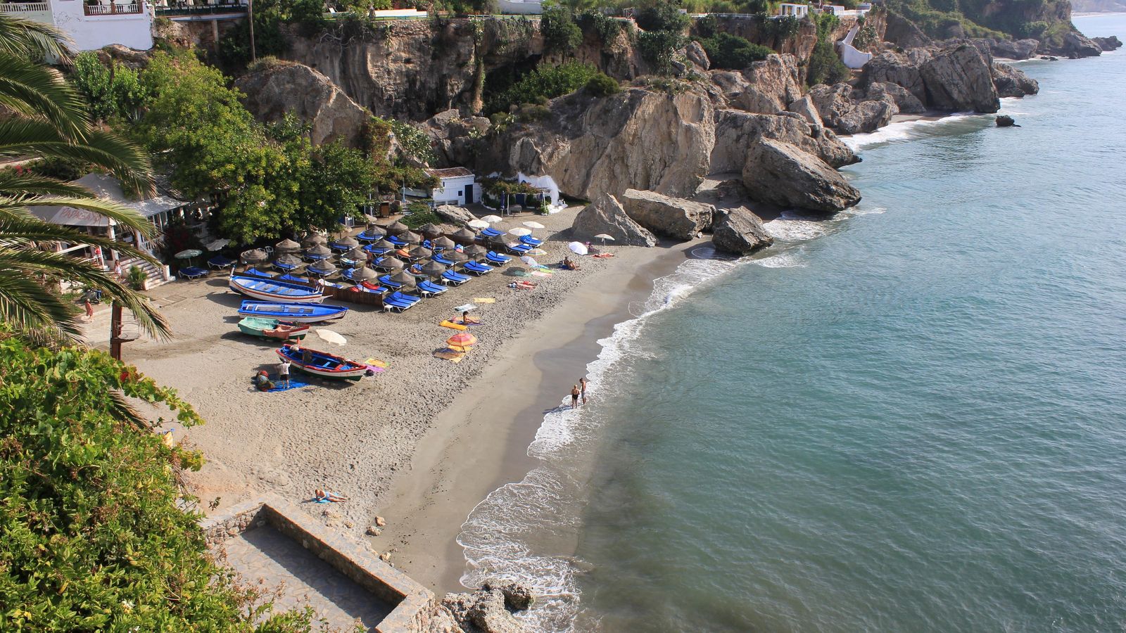 Otra perspectiva de la playa de Calahonda, en Nerja. Otra perspectiva de la playa de Calahonda, en Nerja.
