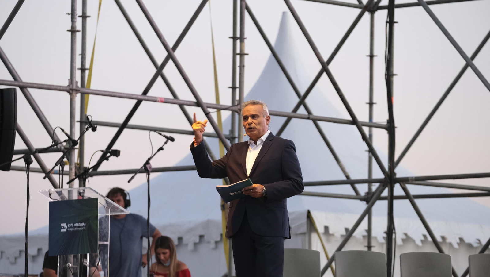 Fotogalería acto reivindicativo por la llegada del AVE a Almería.