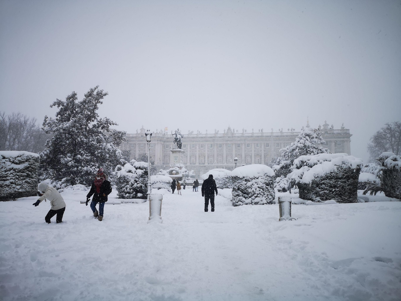 El segundo día del temporal 'Filomena' en imágenes: más nieve y caos