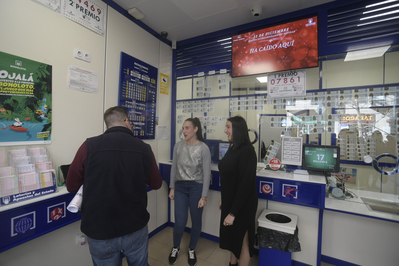 La celebración del Cuarto premio de la Lotería de Navidad en la Gran Vía de Granada, en imágenes