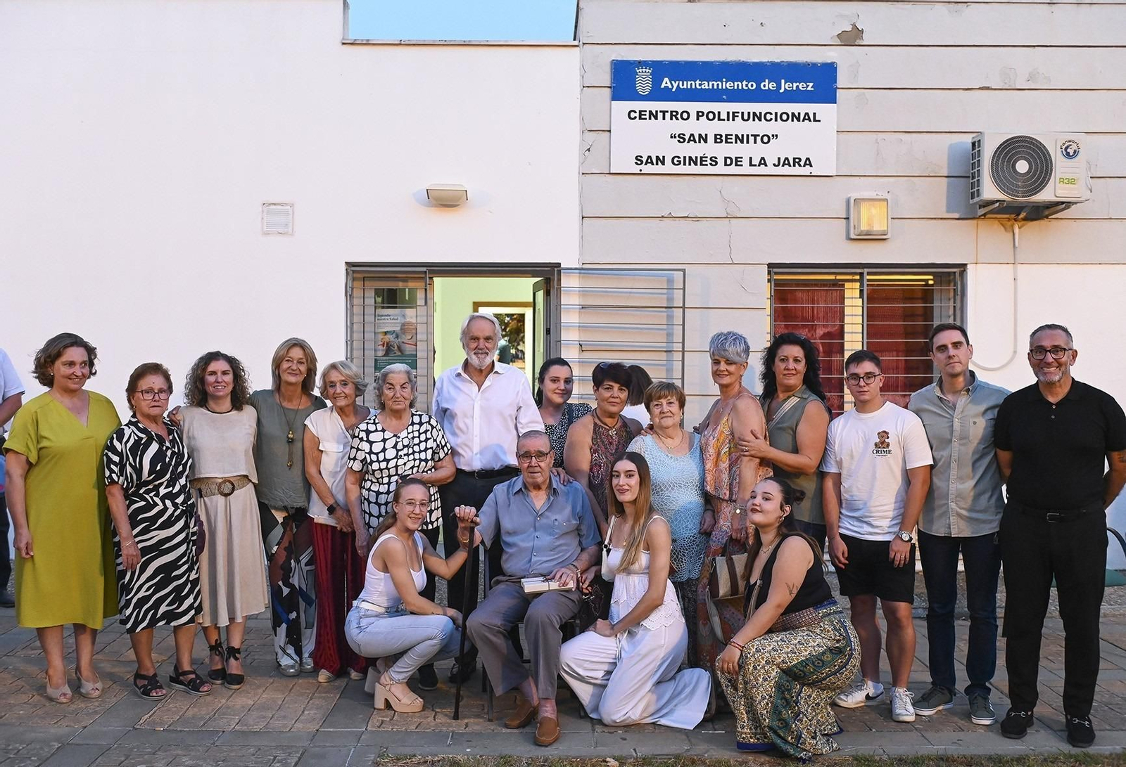 Manuel Garrido, sentado en el centro, durante su homenaje  en el barrio de San Ginés