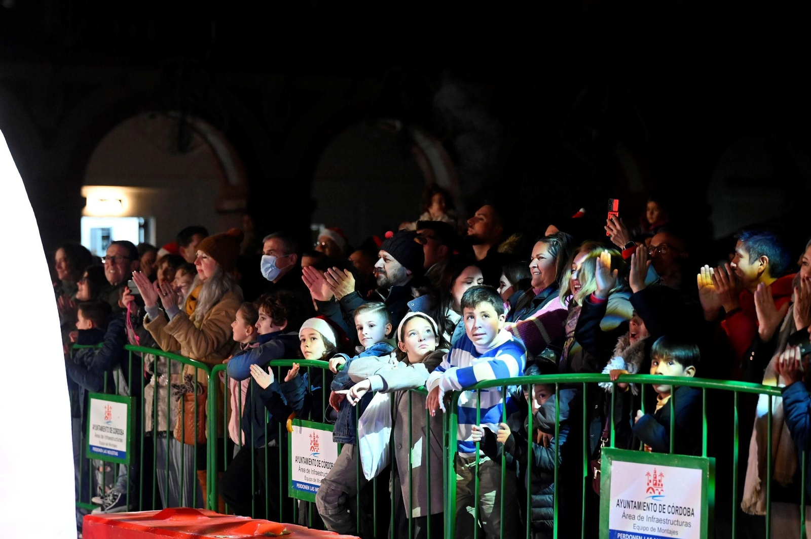 El espectáculo navideño de acrobacias en La Corredera de Córdoba, en imágenes