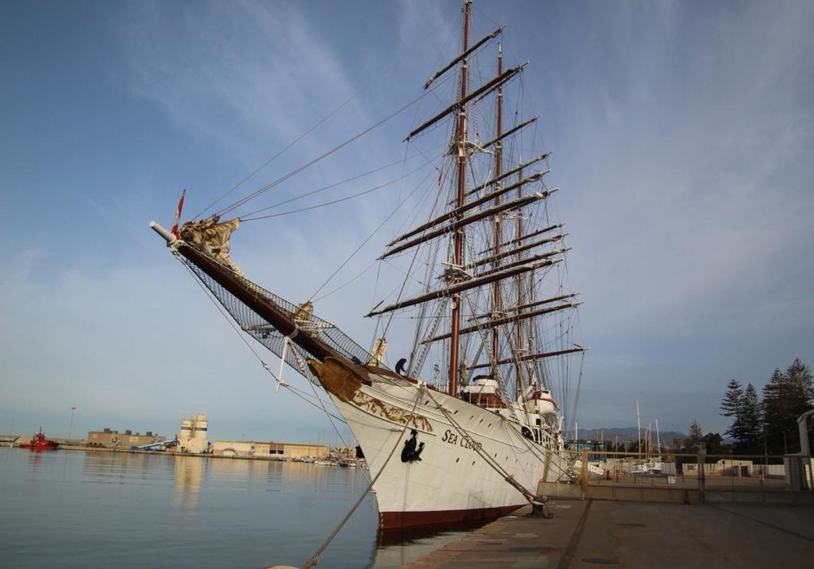 El lujo atraca en el Puerto de Motril con la llegada del velero Sea Cloud