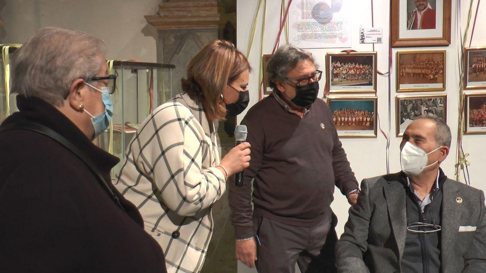 La alcaldesa se dirige a Antonio García durante el acto