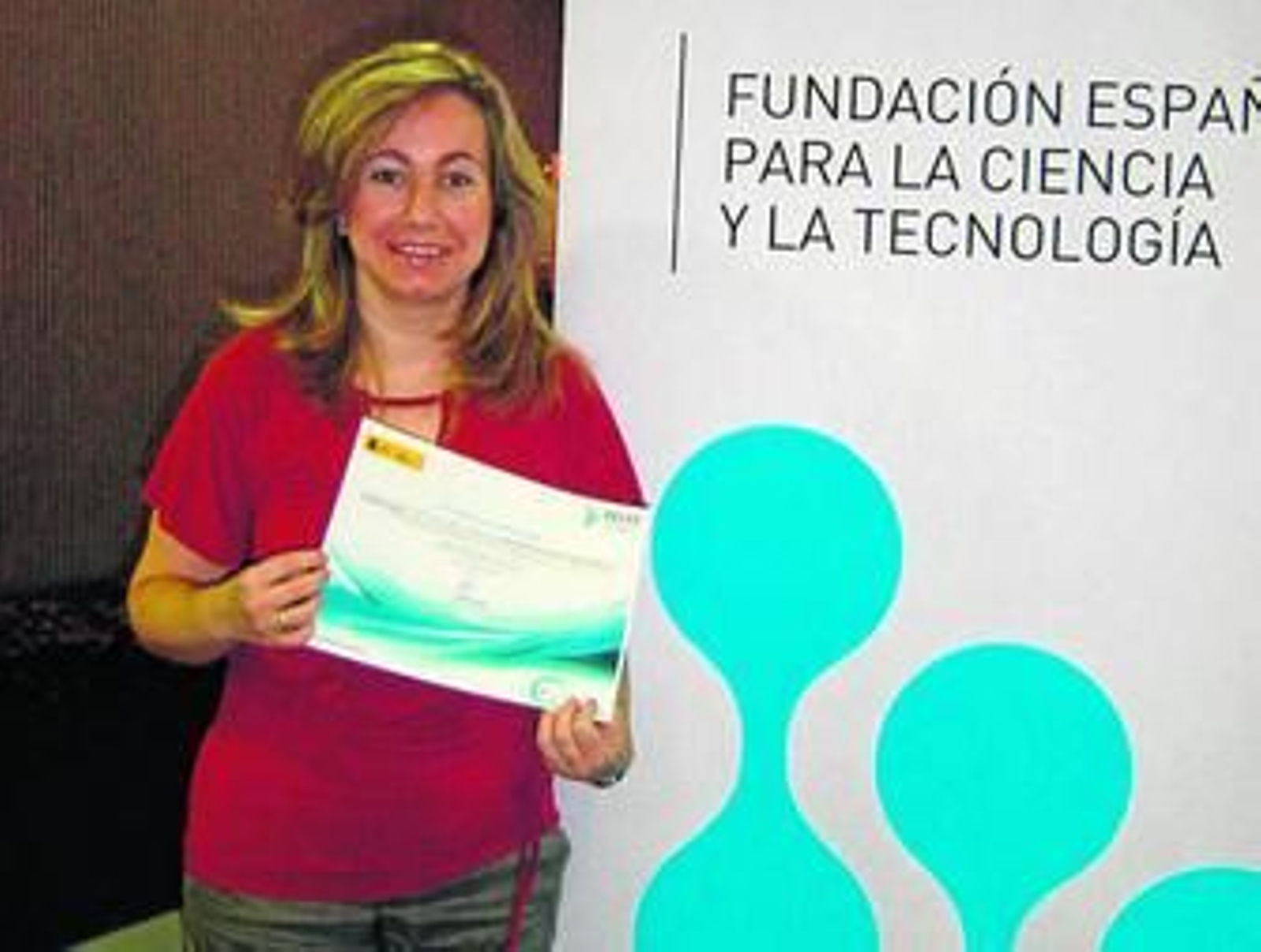 Ana Bocanegra Valle posa con el certificado concedido a la revista Ibérica que dirige desde el año 2006.