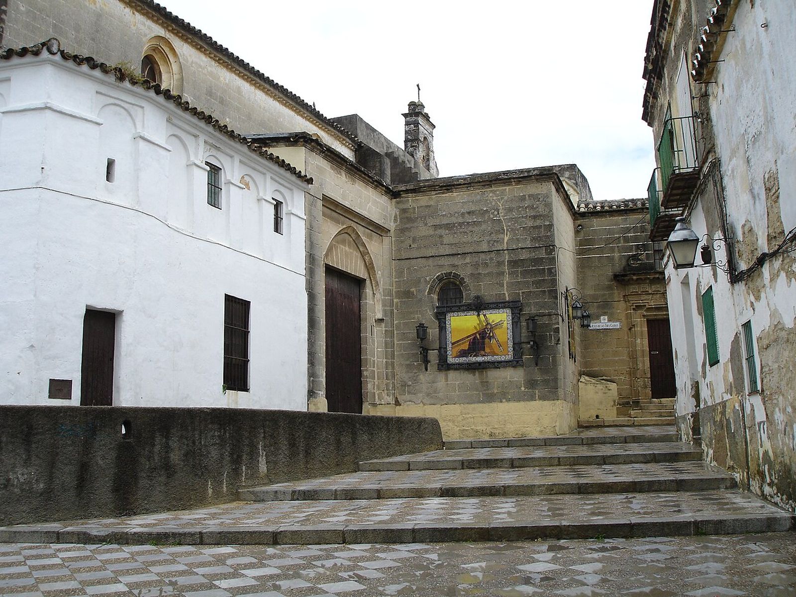 Lateral de San Lucas, por donde sale la cofradía; a la derecha de la imagen, inmueble actualmente en obras.