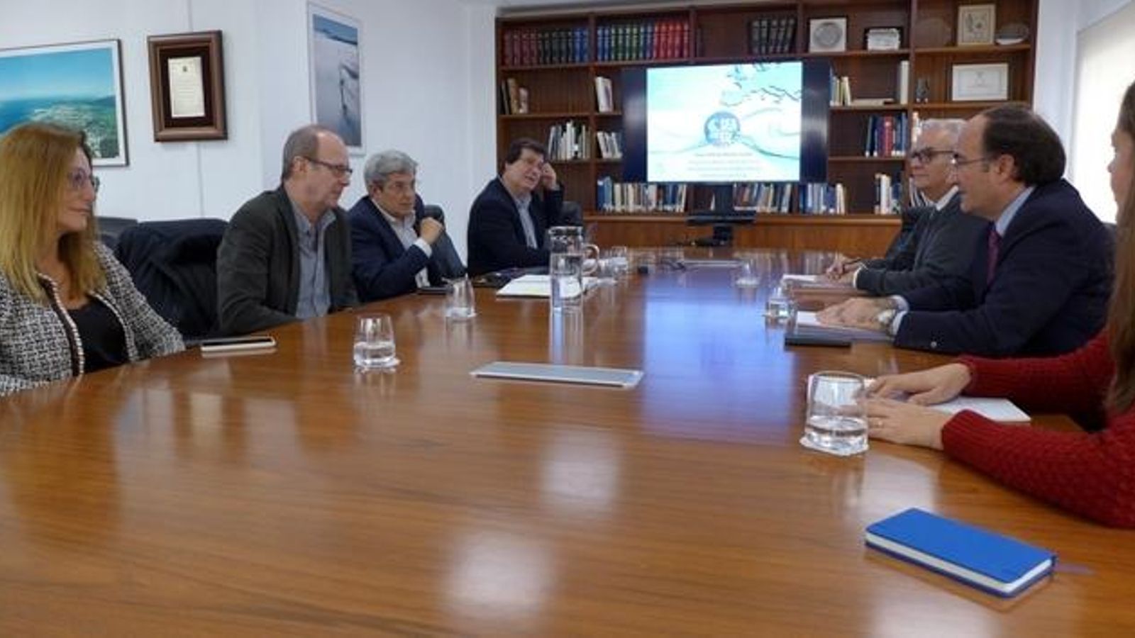 La vicerrectora, María del Mar Cerbán, frente a Gerardo Landaluce, presidente de la Autoridad Portuaria