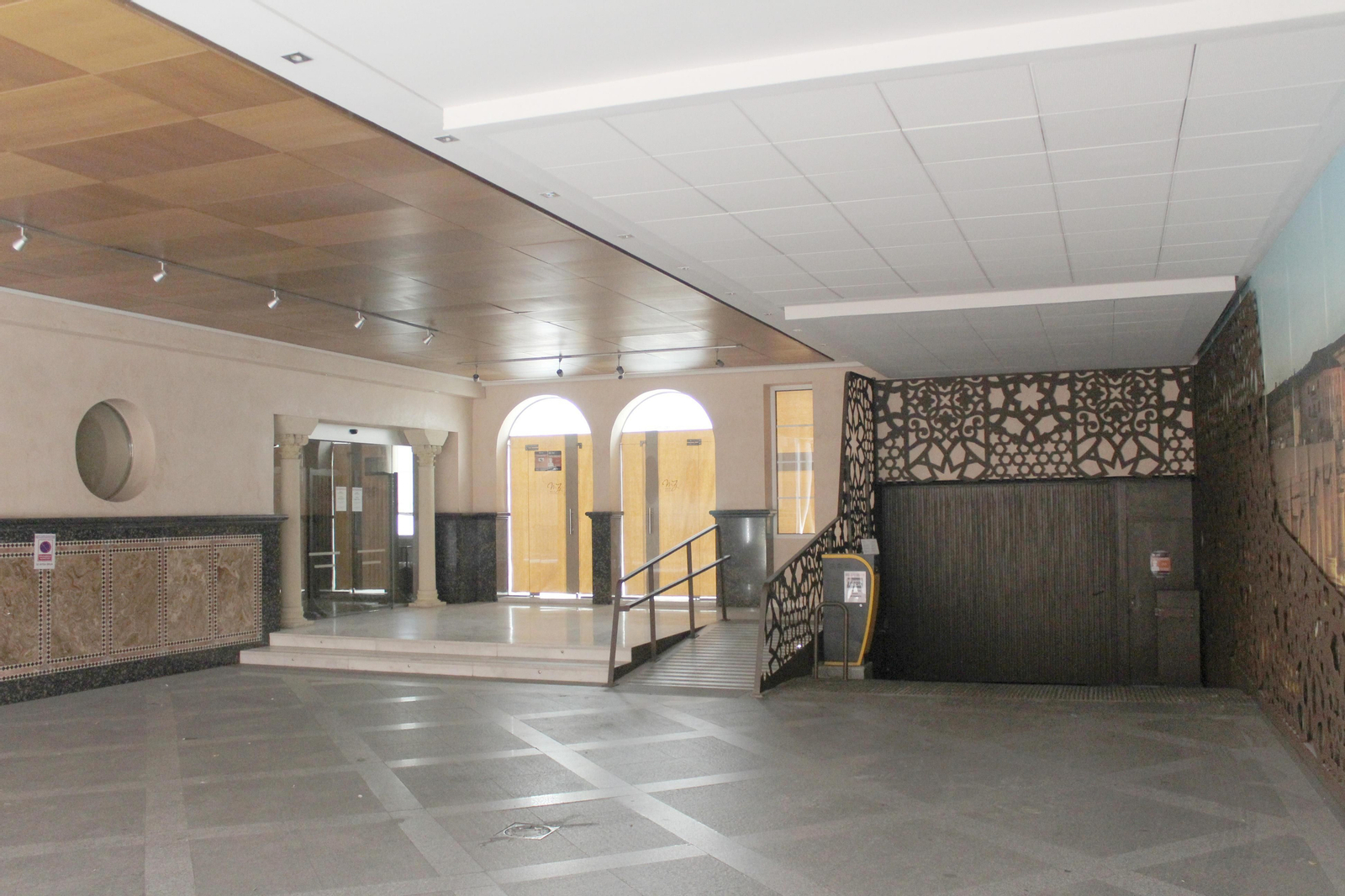 Acceso al hotel Macià Alfaros, cerrado por la crisis del coronavirus.