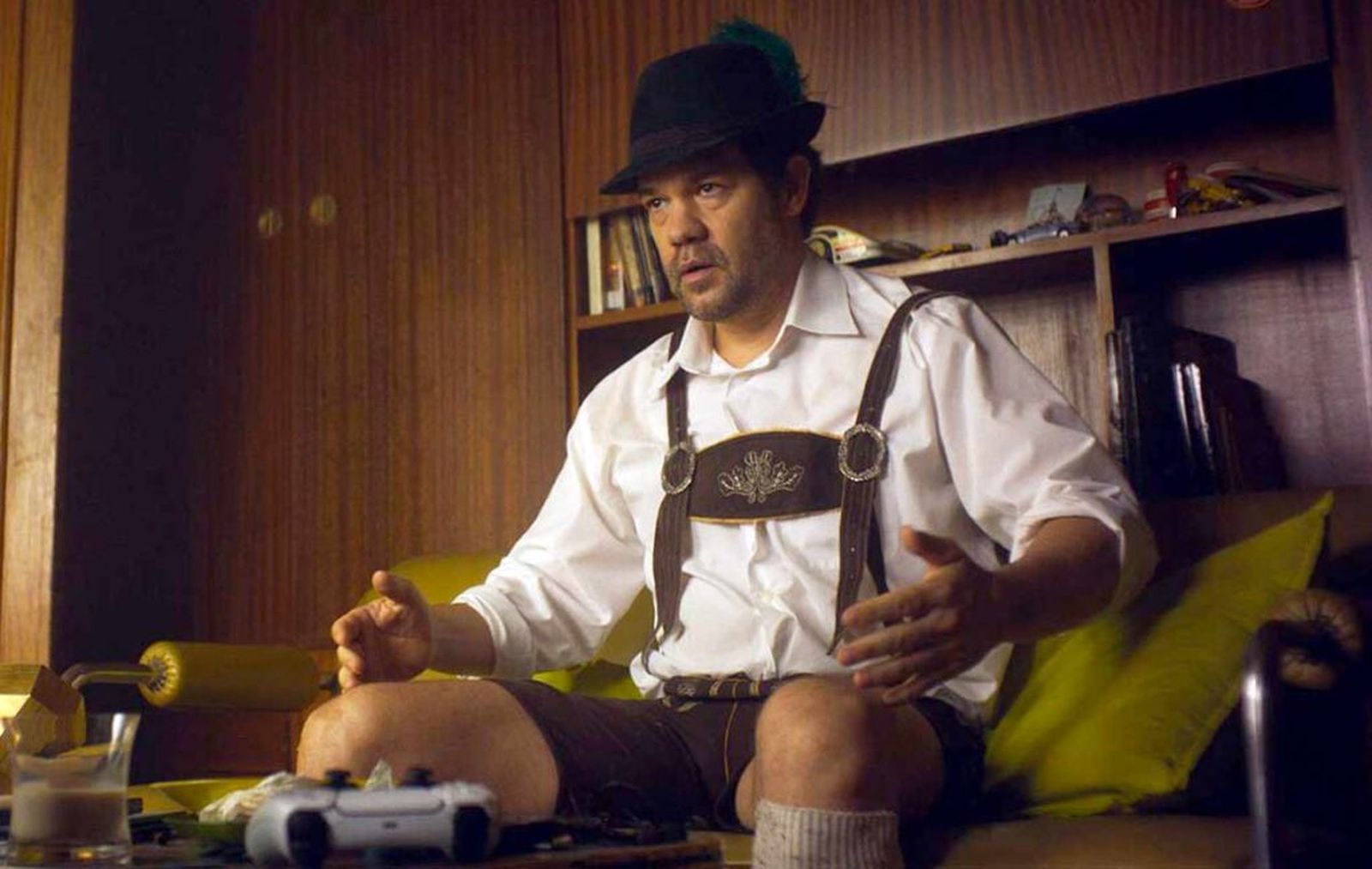 Juan Dávila vestido de tirolés en una imagen del filme.