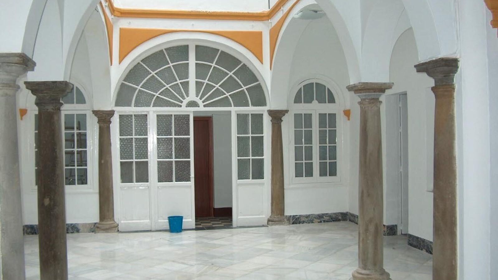 Patio central porticado en el interior del edificio.