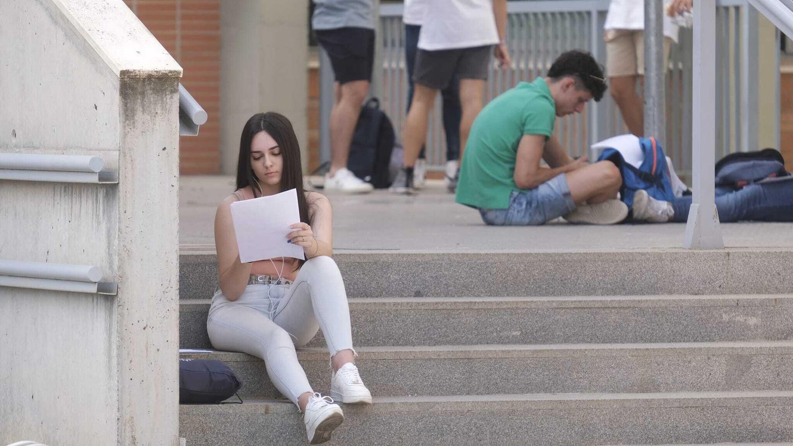 Una alumna repasa antes de un examen de la EBAU.