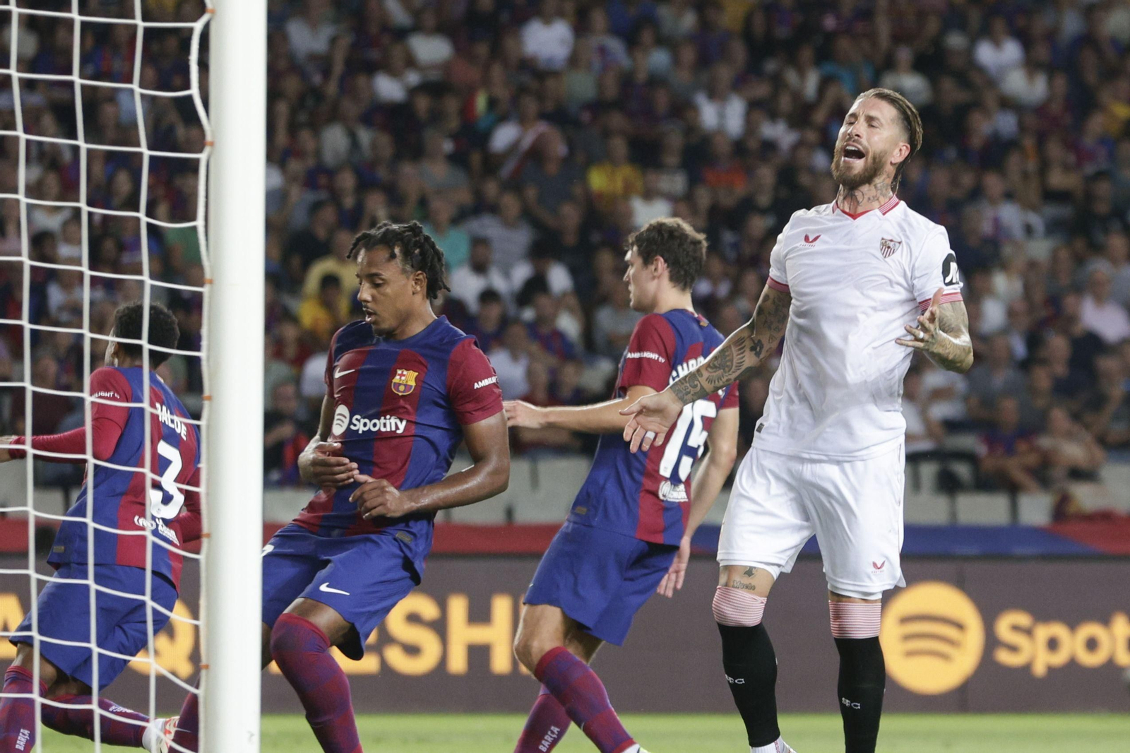 Sergio Ramos se lamenta de una ocasión fallida ante Koundé, en el Barcelona-Sevilla.