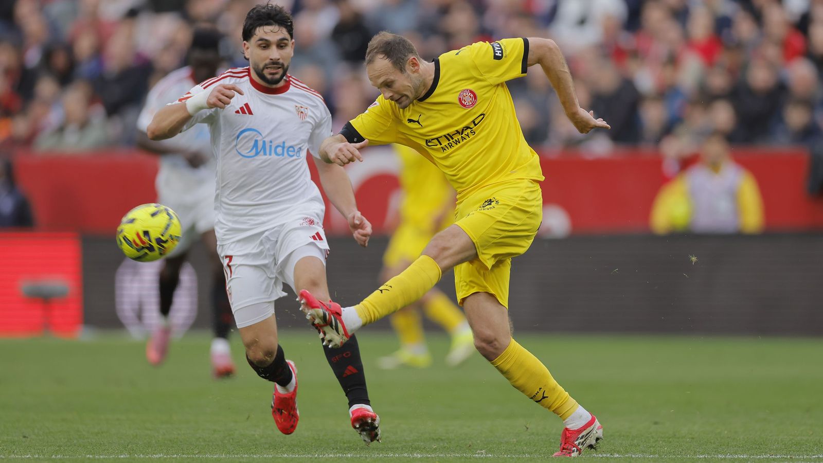 Maupay, muy perdido, ante Blind.