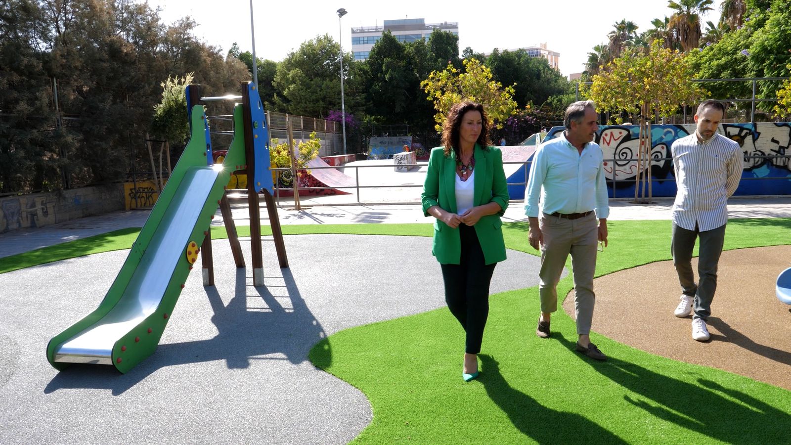La alcaldesa con el concejal de Zonas Verdes en su visita a la zona infantil restaurada