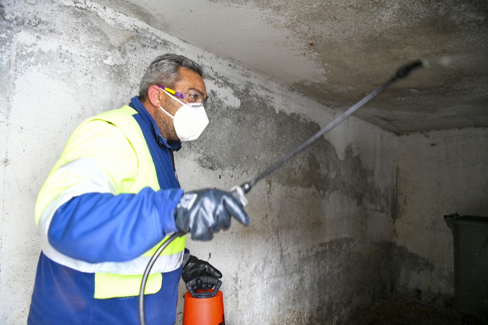 Fotos: acción contra el vandalismo y la suciedad en el Albaicín