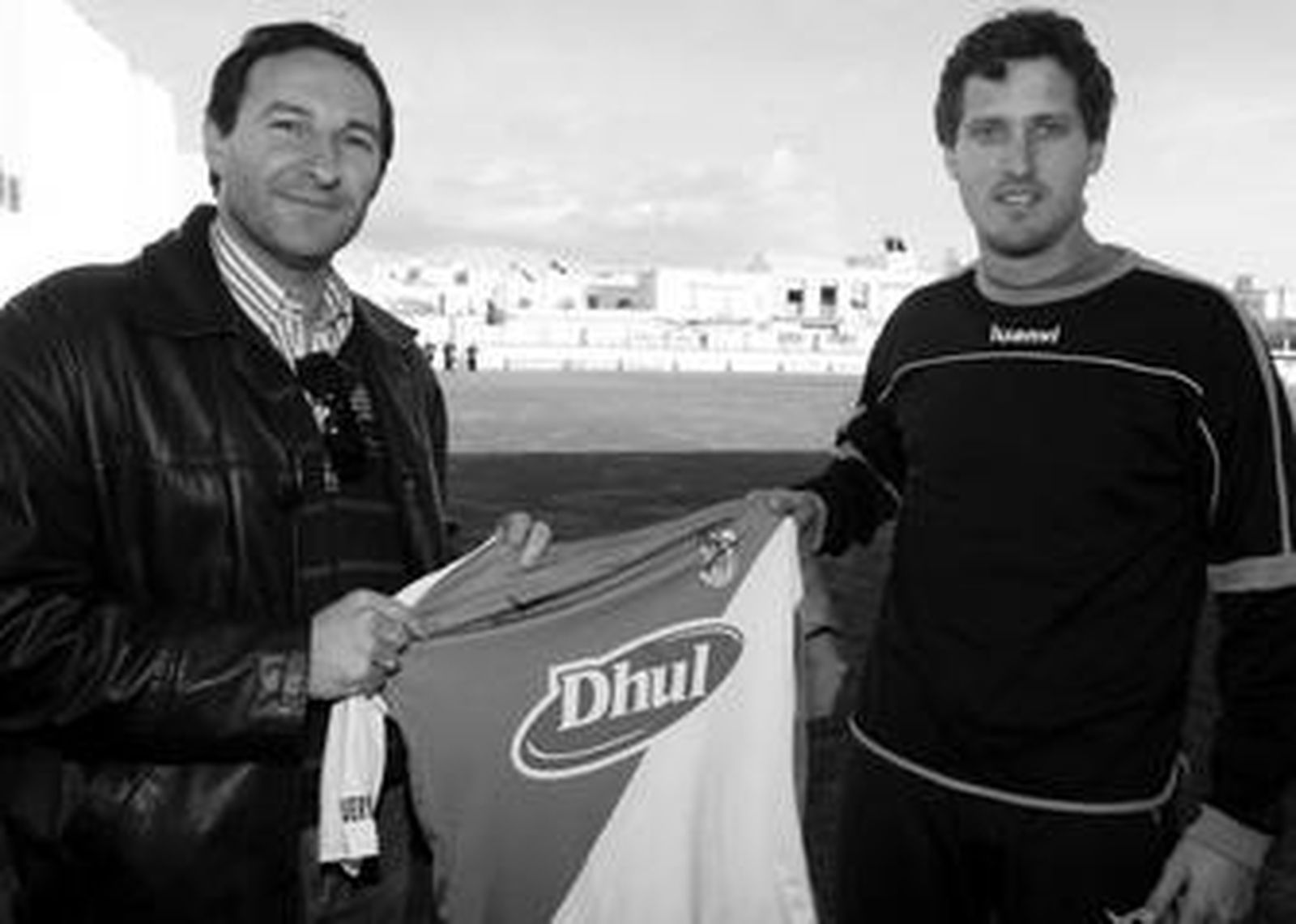 José Antonio Neva, secretario técnico del Puerto Real, posa con el recién llegado Zanotti (d).