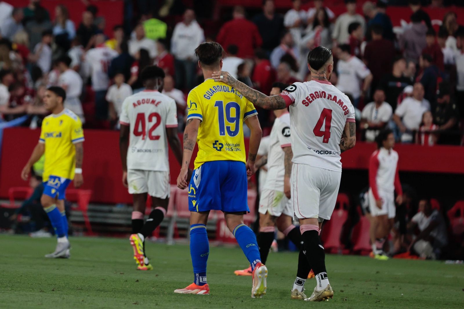 Sergio Ramos abraza cariñosamente a Sergi Guardiola en el último Sevilla-Cádiz.