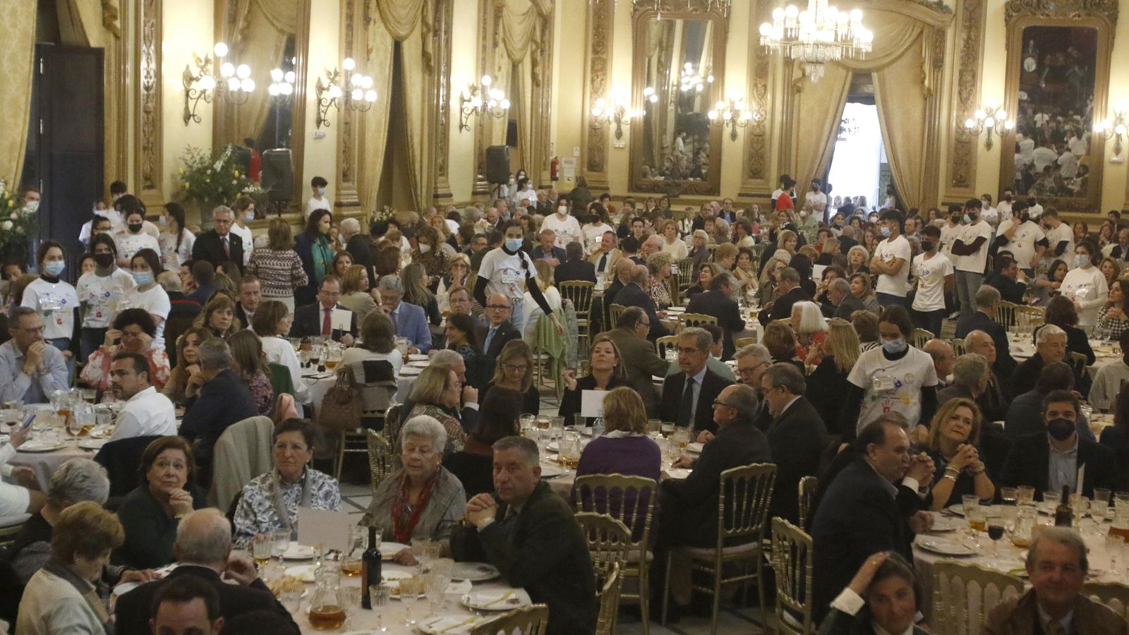 Asistentes a la comida solidaria en el Salón Liceo del Real Círculo de la Amistad.