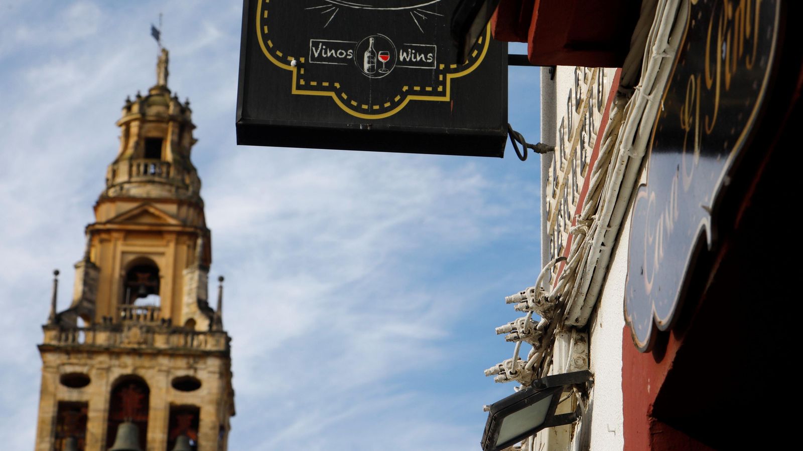 Cables junto a la torre de la Mezquita-Catedral.