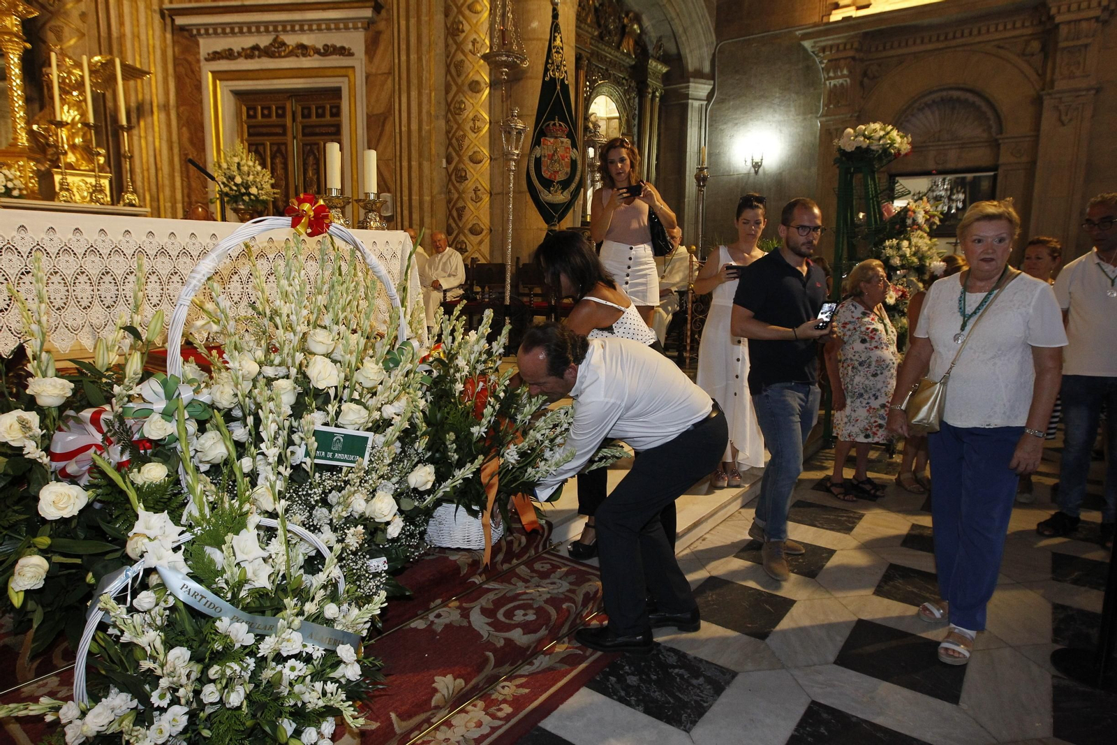 Fotogalería ofrenda floral a la Virgen del Mar. Feria de Almería 2019
