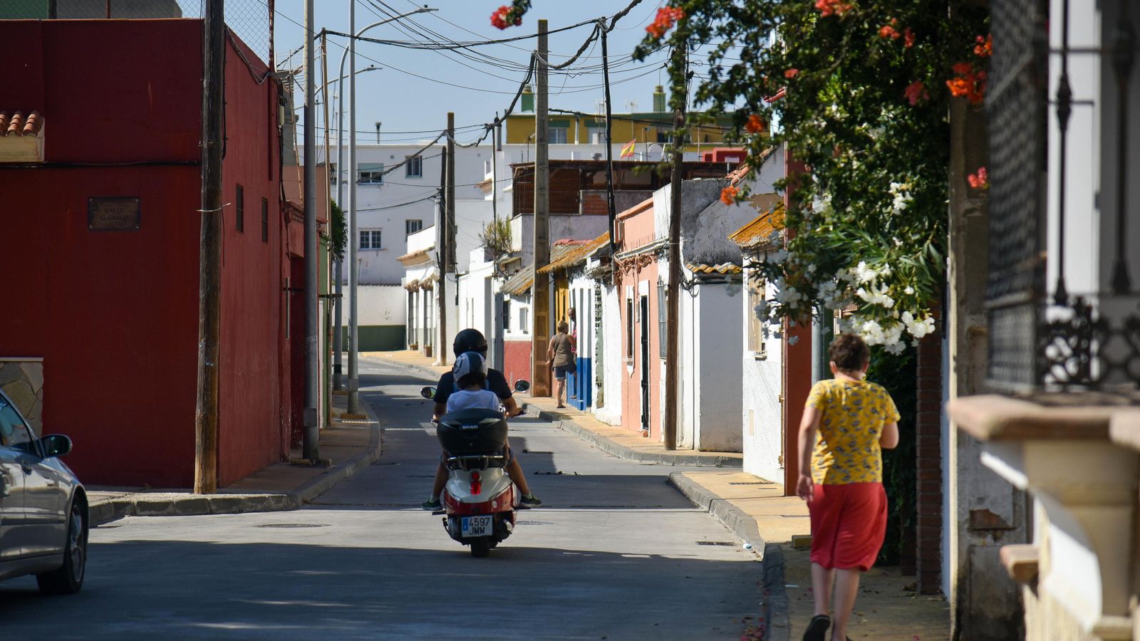 Una de las calles de La Colonia. Una de las calles de La Colonia.