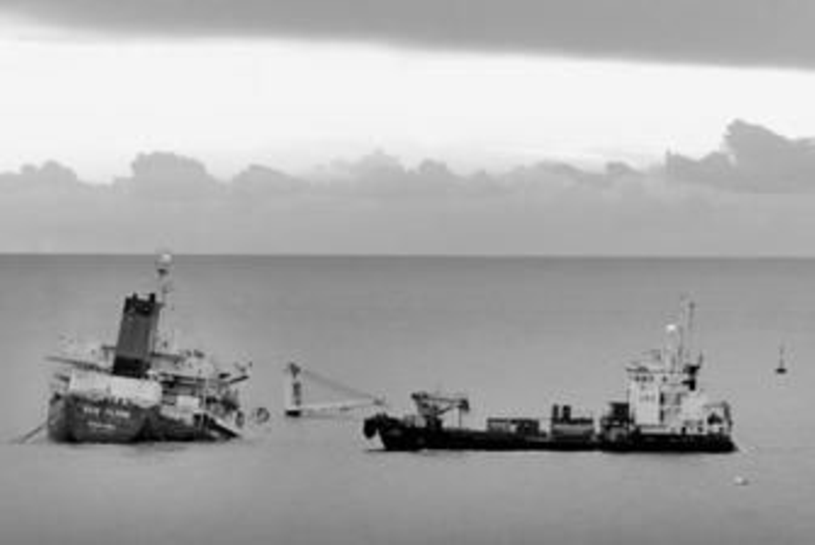 La empresa Titan Maritime reaunudó ayer los trabajos de recuperación del 'New Flame'.